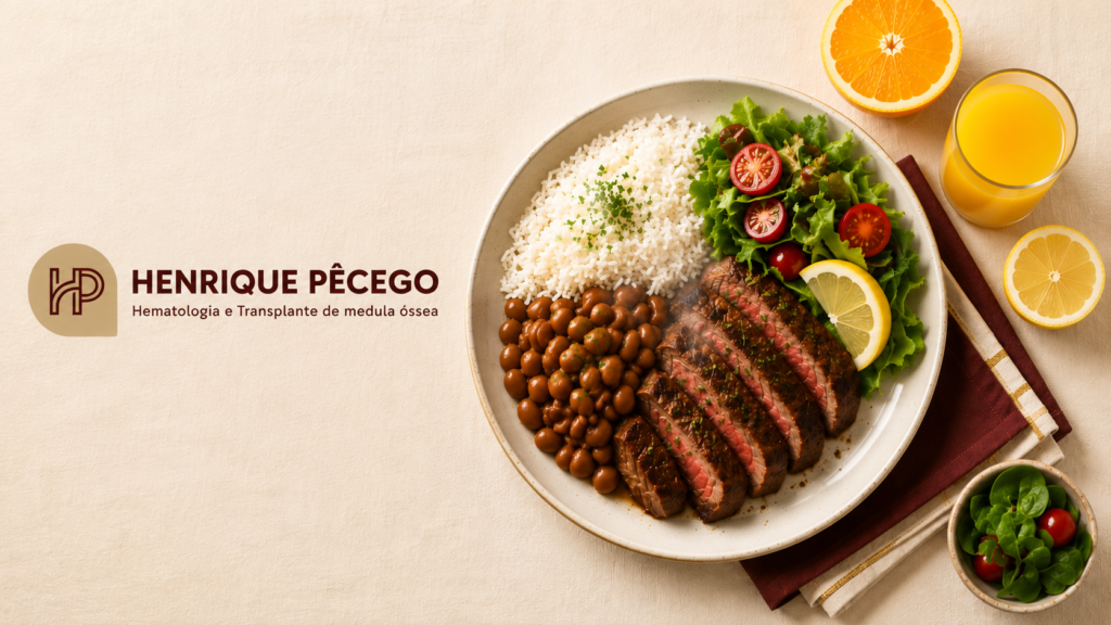 Prato com alimentos ricos em ferro: arroz, feijão, carne grelhada e salada com tomate e limão, acompanhado de laranja e suco para melhorar a absorção